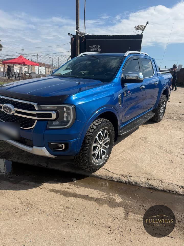 Ford Ranger azul recién lavada