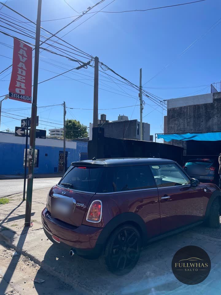Mini Cooper en la sucursal de Castelli y Piedras