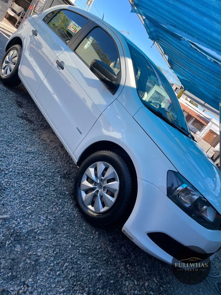 Volkswagen Gol blanco recién lavado