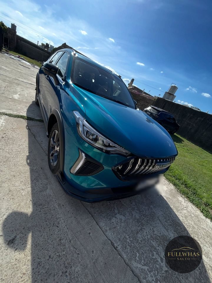 SUV azul recién lavado en Fullwhas Salto