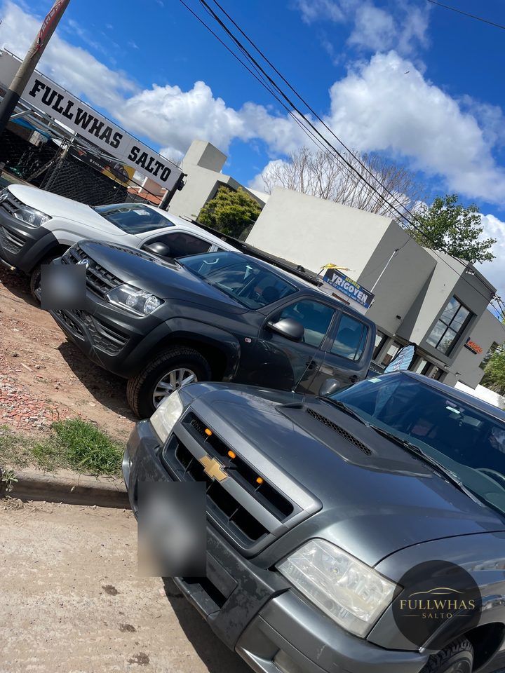 Camionetas en la sucursal Fullwhas Salto