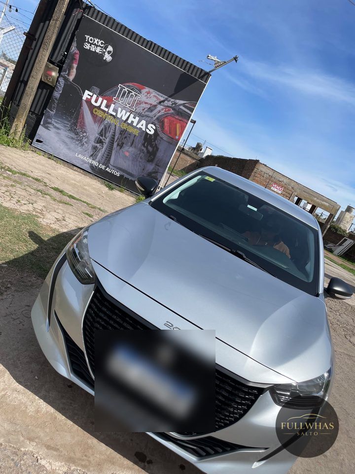 Peugeot 208 plateado frente al cartel de Fullwhas