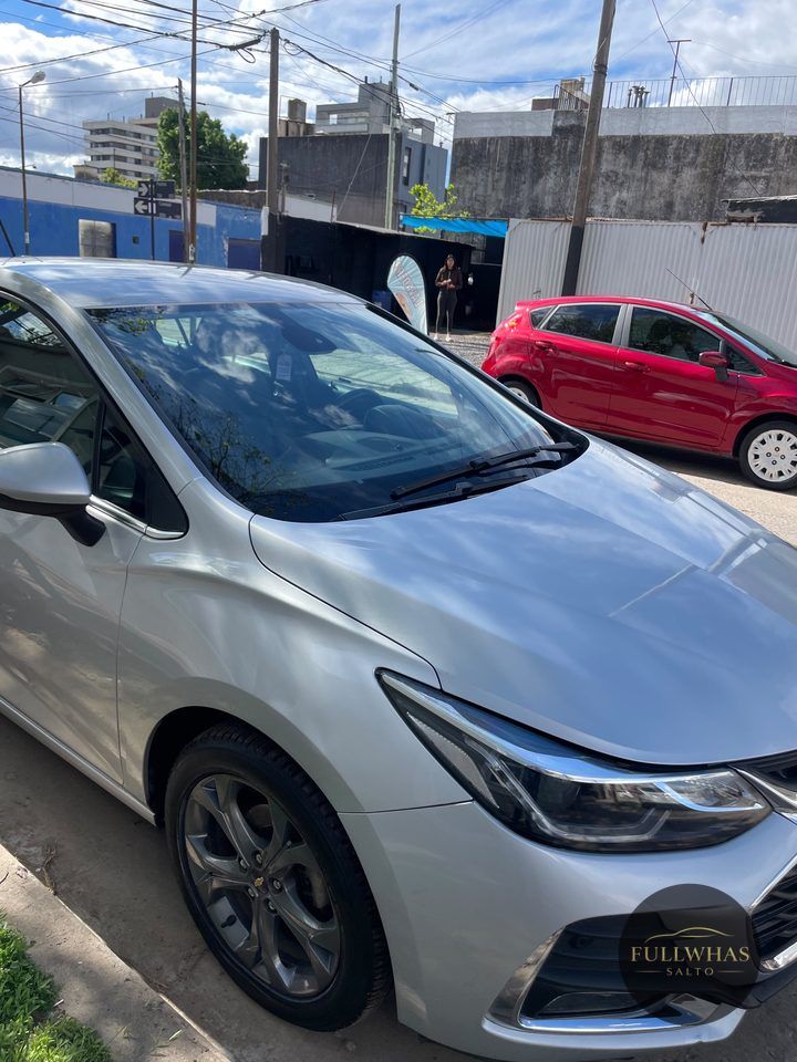 Chevrolet Cruze plateado recién lavado