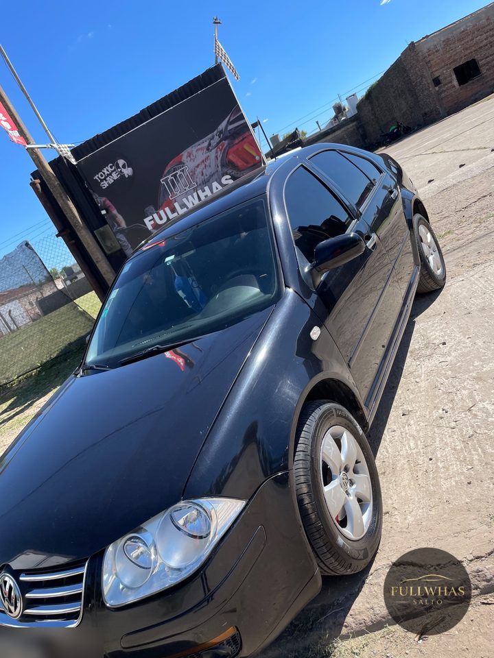 Volkswagen Bora negro con brillo