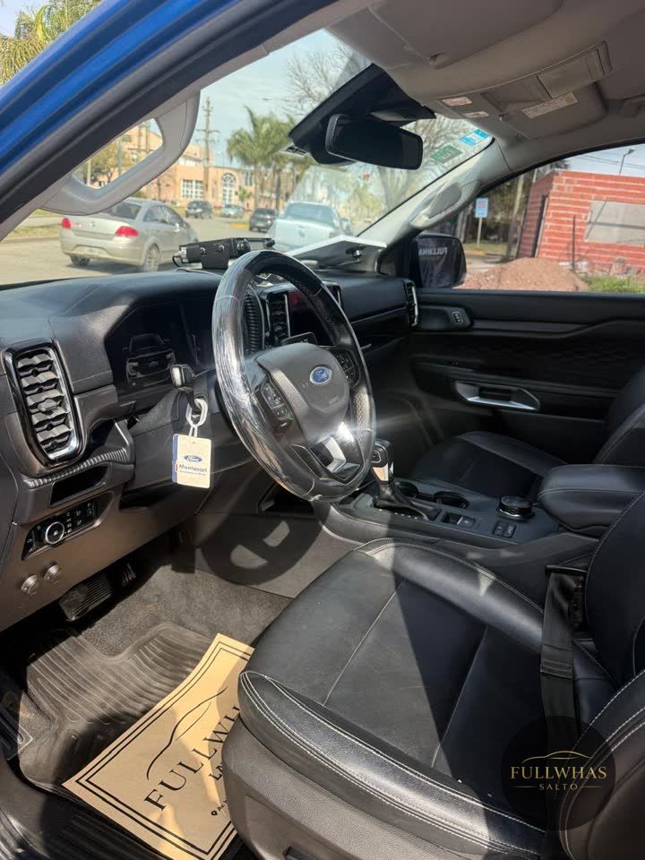 Interior de Ford Ranger limpio