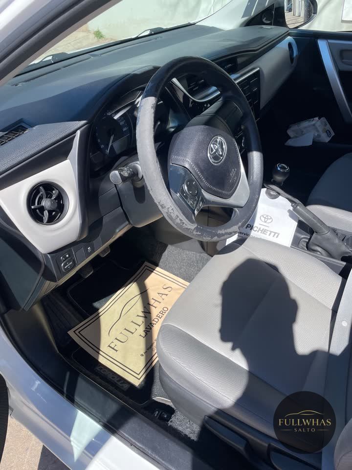 Interior de Toyota Corolla con la alfombra de papel Fullwhas