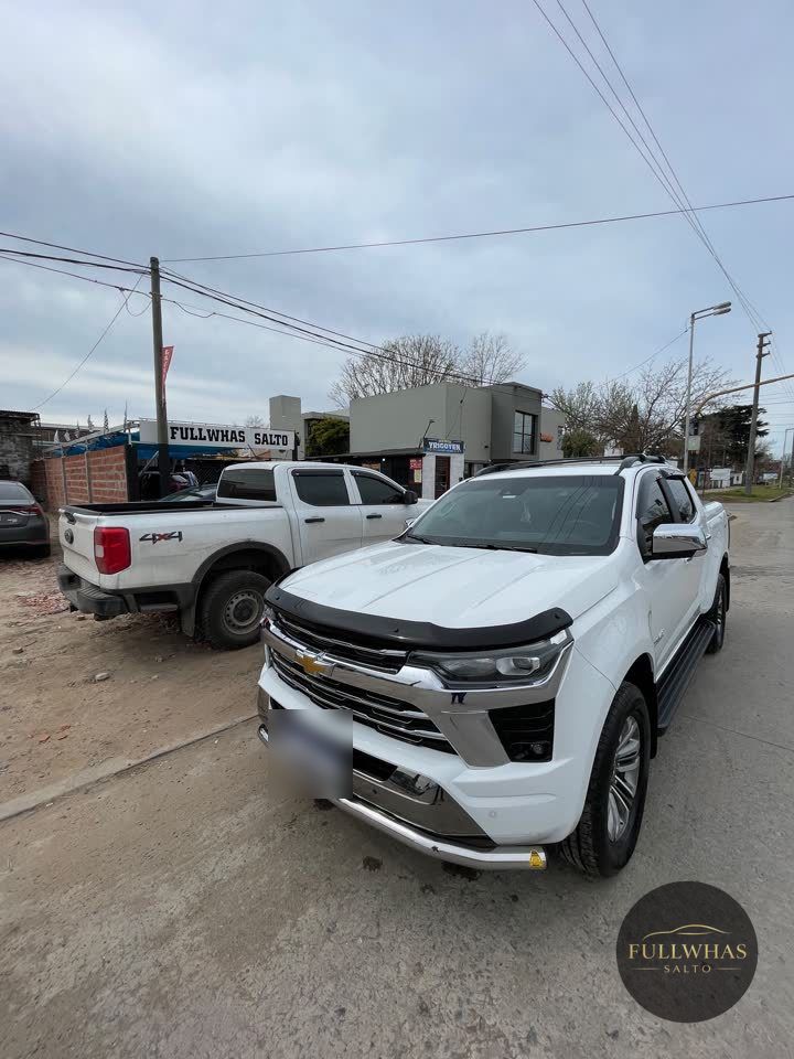 Chevrolet S10 blanca frente a Fullwhas Salto