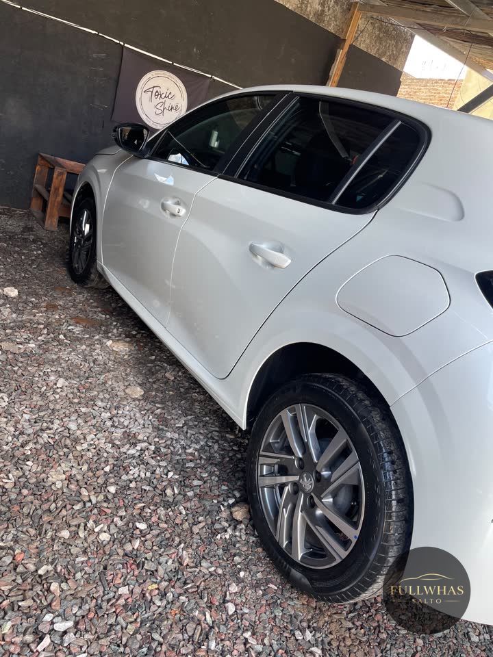 Peugeot 208 blanco lavado